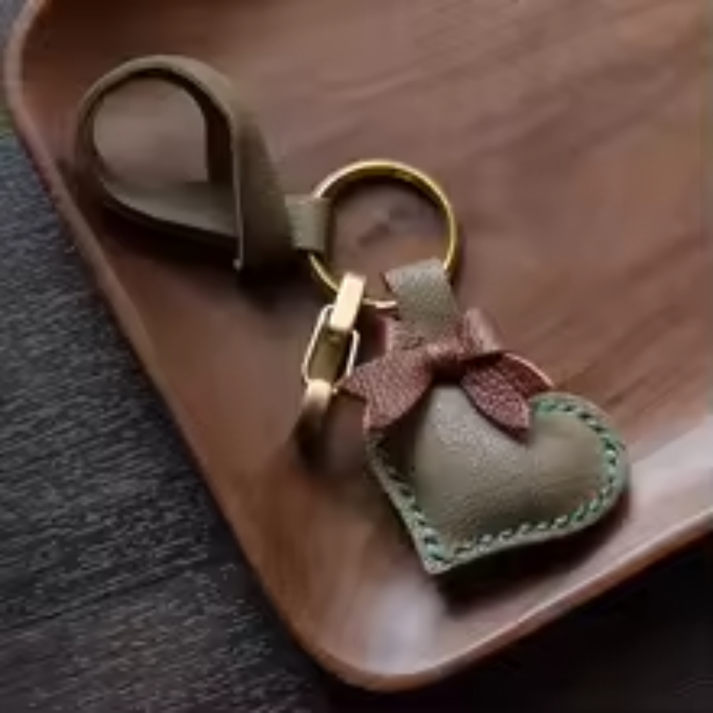 Handgefertigter Herz-Taschenanhänger aus Alran-Pfirsichleder – Herz-Schlüsselanhänger