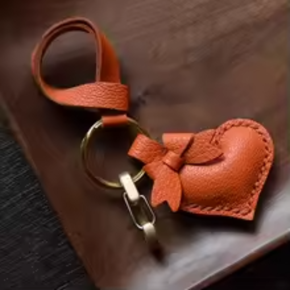 Handgefertigter Herz-Taschenanhänger aus Alran-Pfirsichleder – Herz-Schlüsselanhänger
