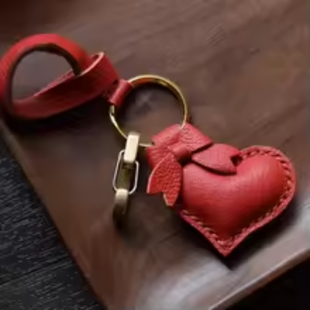 Handgefertigter Herz-Taschenanhänger aus Alran-Pfirsichleder – Herz-Schlüsselanhänger