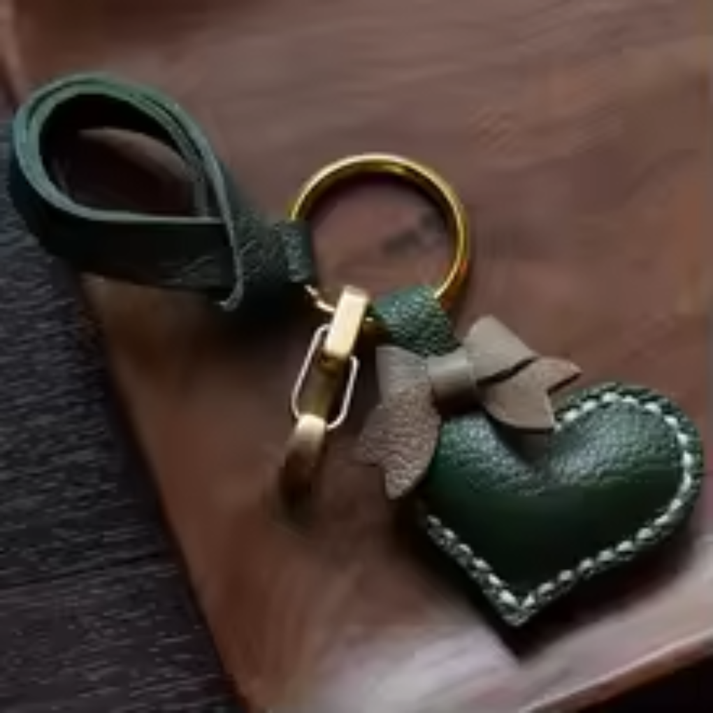 Handgefertigter Herz-Taschenanhänger aus Alran-Pfirsichleder – Herz-Schlüsselanhänger